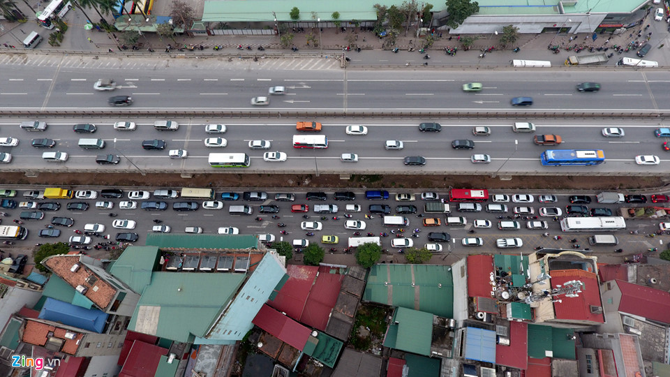 Xe cộ chật vật trở lại thành phố ngày đầu năm mới